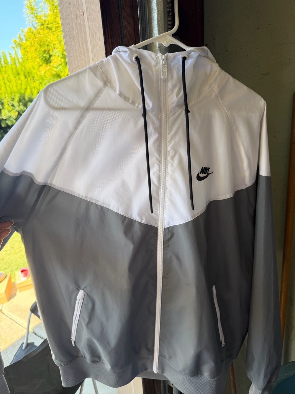Nike Men’s White and Gray Colorblock Windbreaker Jacket